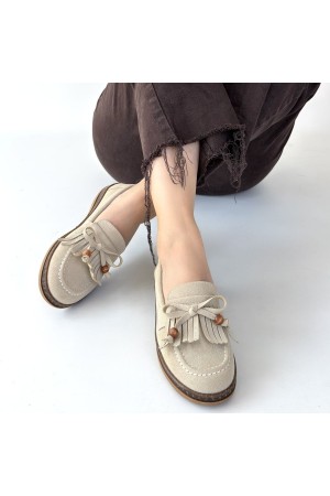 حذاء باليه مسطح من الجلد البيج من بوري، مصنوع من جلد الغزال البودرة