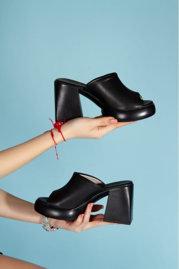 Diar Black Leather Heeled Slippers