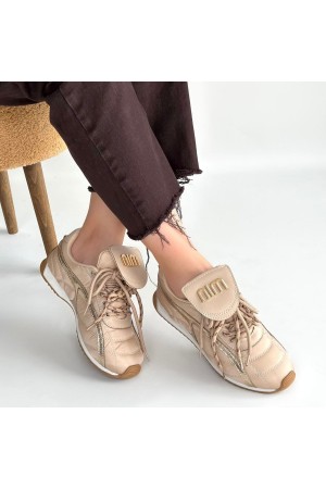 حذاء رياضي من الجلد البيج من ديسا برباط وتفاصيل مستوحاة من المظلة