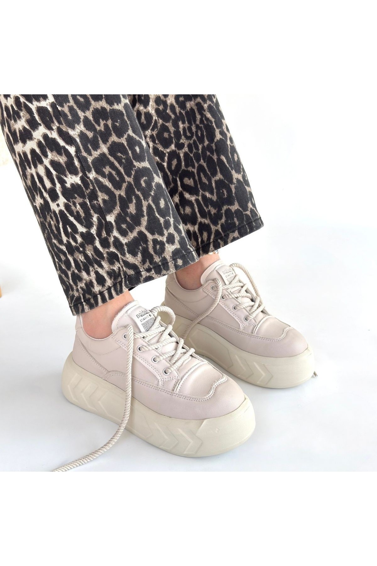 Emwa Beige Leather Lace-up Sneakers detay görseli