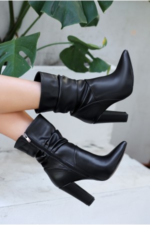 حذاء إيريتا ذو الكعب العالي من الجلد الأسود