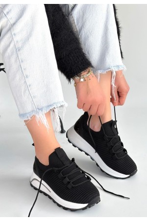 حذاء رياضي أسود من فيورت برباط