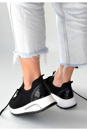 حذاء رياضي أسود من فيورت برباط