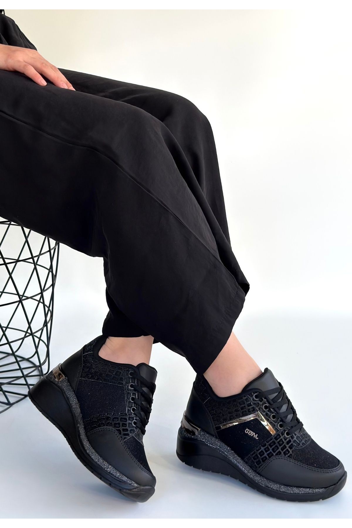 Geja Black Leather Lace-up Sneakers