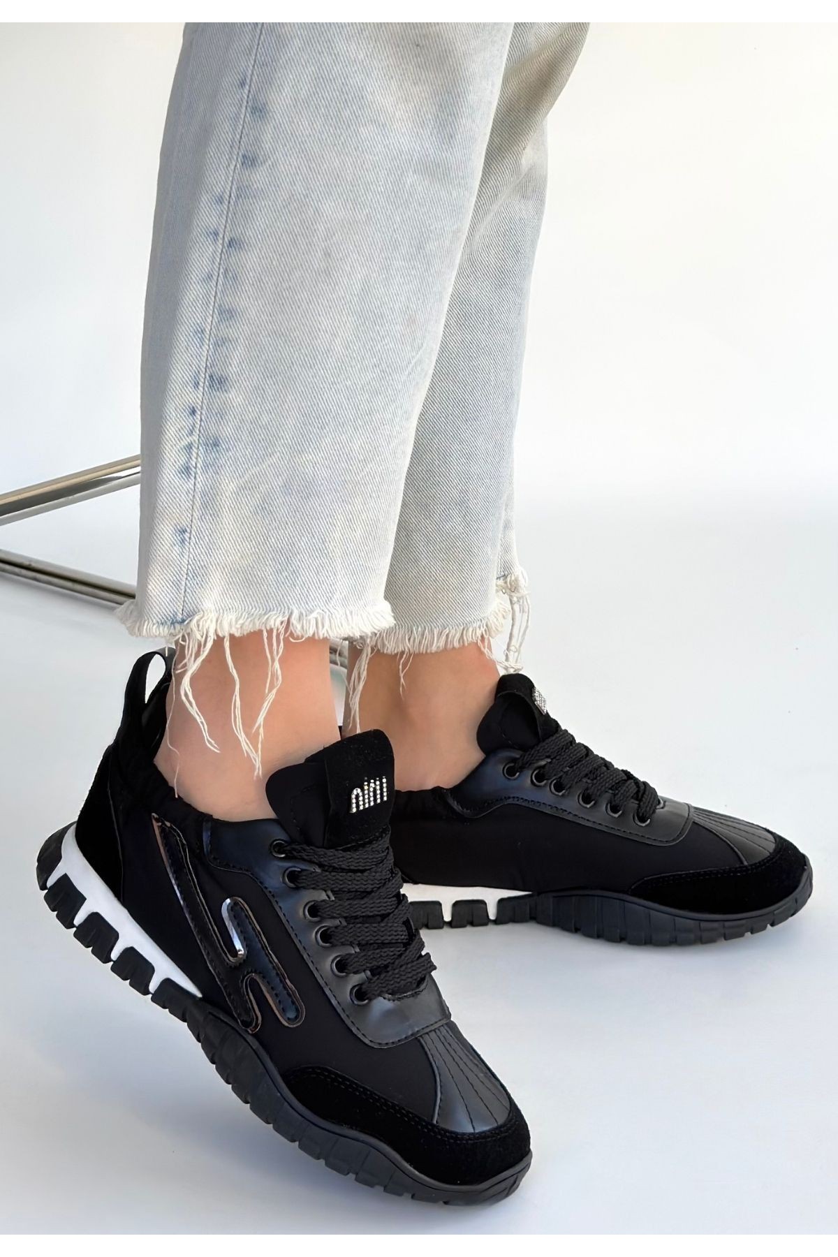 Huer Black Nubuck Lace-up Sneakers