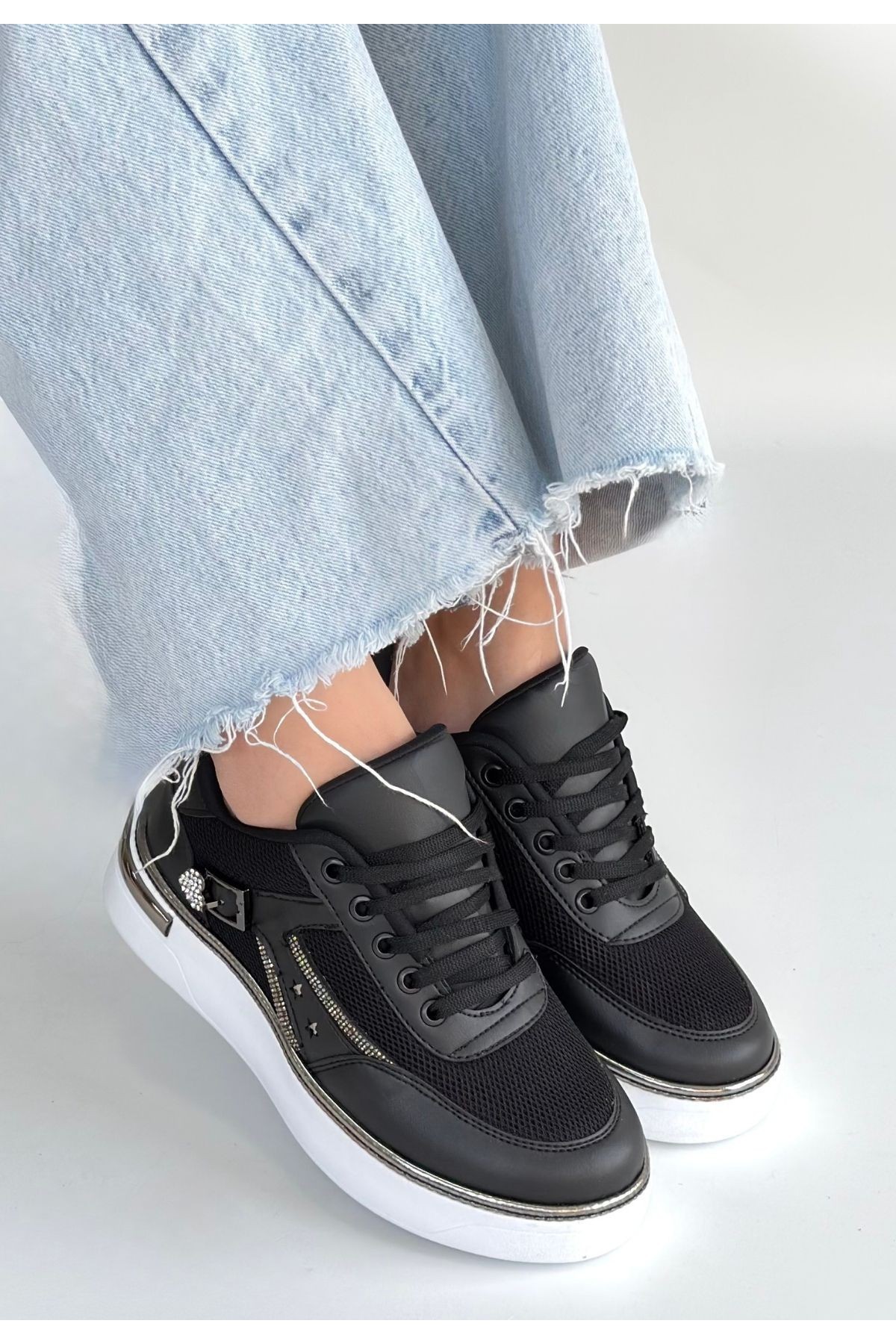 Junda Black Leather Lace-up Sneakers