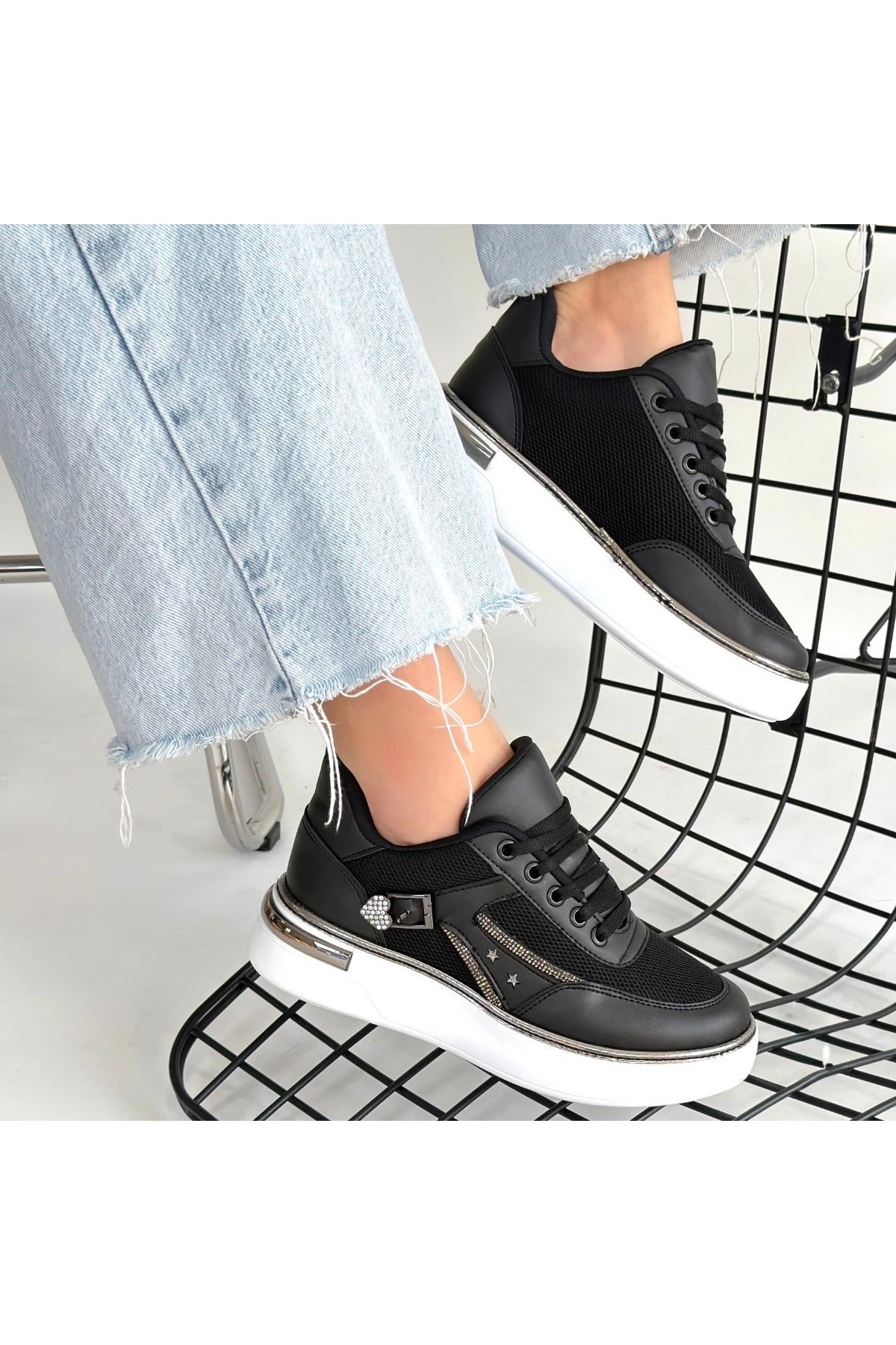 Junda Black Leather Lace-up Sneakers detay görseli