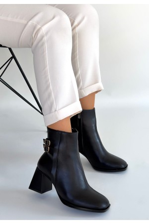 أحذية بكعب من الجلد الأسود الدموي