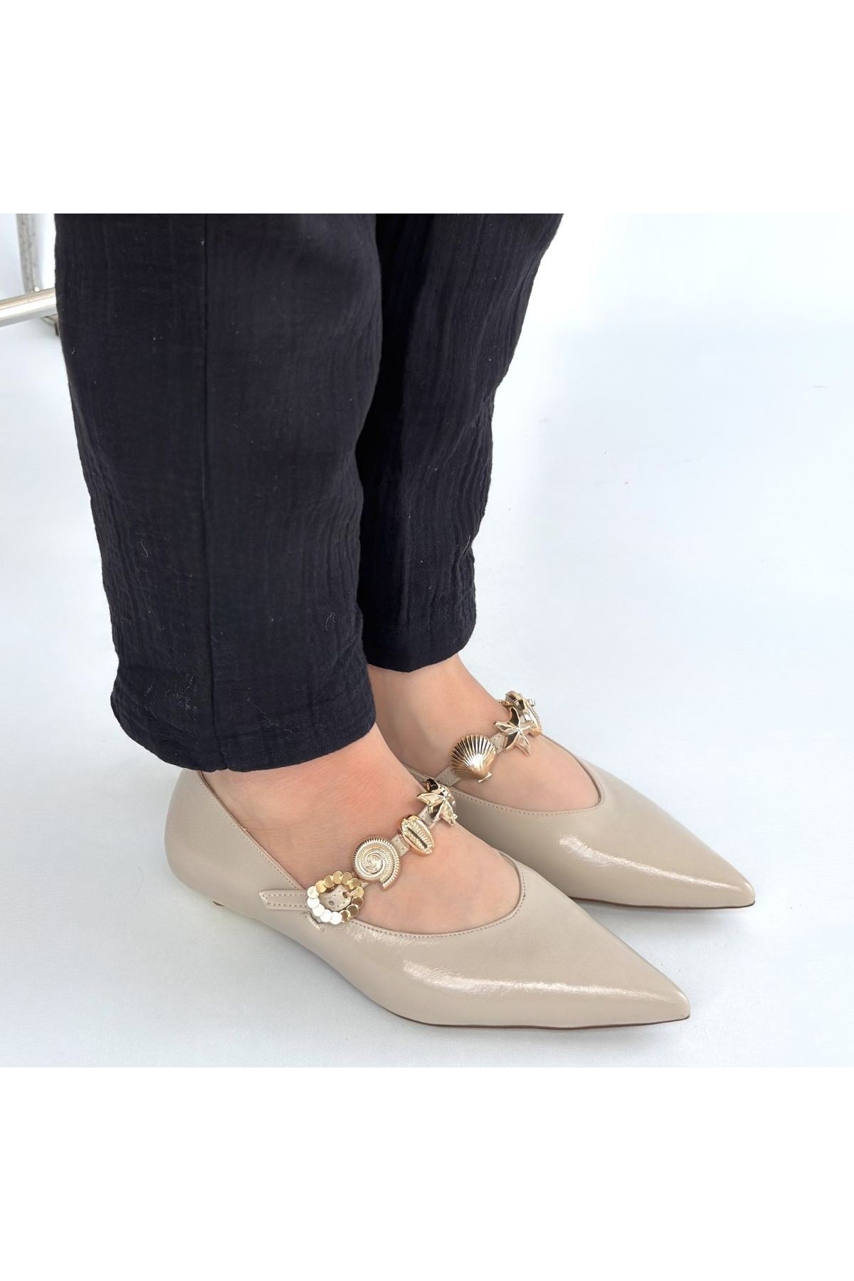 Lowen Beige Leather Low Heel Shoes detay görseli