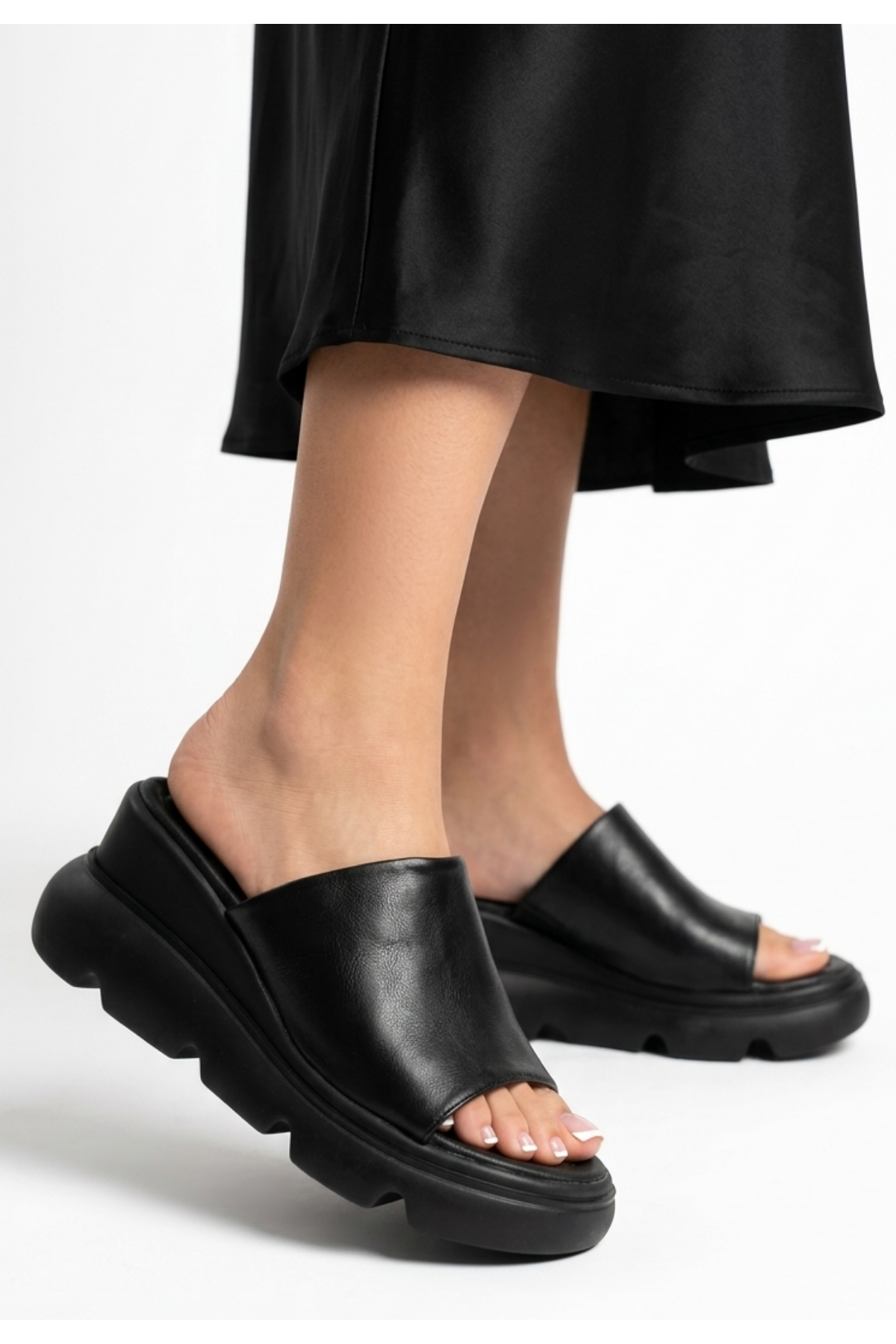 Lata Black Leather Platform Heel Slippers
