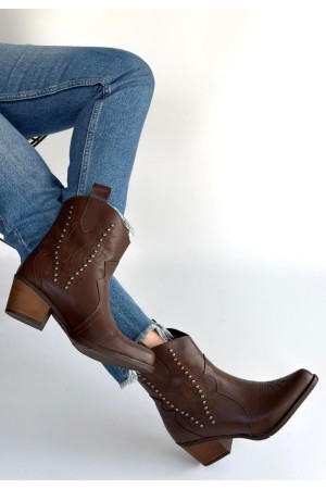 حذاء ماتين ذو كعب من الجلد البني الداكن