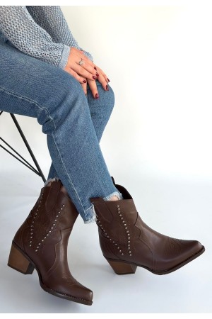 حذاء ماتين ذو كعب من الجلد البني الداكن