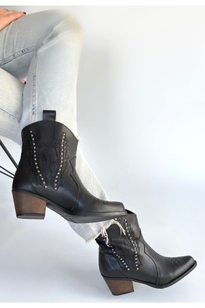 أحذية بكعب من الجلد الأسود غير اللامع