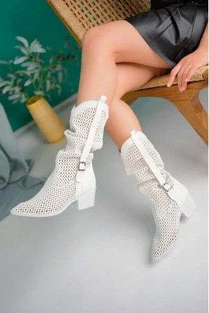 حذاء ميريا ذو الكعب العالي المصنوع من الجلد الأبيض والمقطع بالليزر