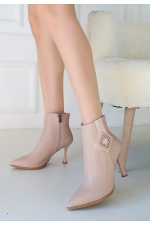 أحذية بكعب من الجلد بلون جلد الموظ