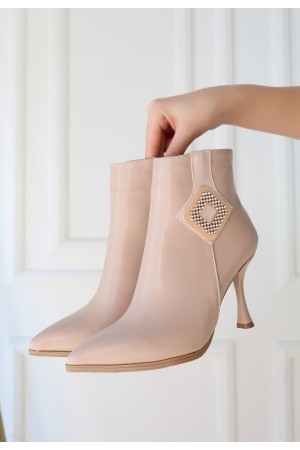 أحذية بكعب من الجلد بلون جلد الموظ