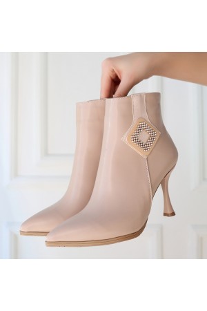 أحذية بكعب من الجلد بلون جلد الموظ