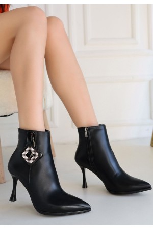 حذاء بكعب من الجلد الأسود من ماركة موس