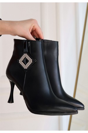 حذاء بكعب من الجلد الأسود من ماركة موس