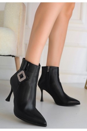 حذاء بكعب من الجلد الأسود من ماركة موس