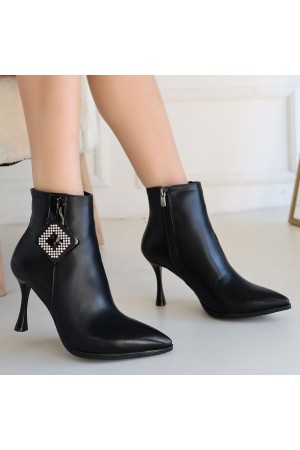 حذاء بكعب من الجلد الأسود من ماركة موس