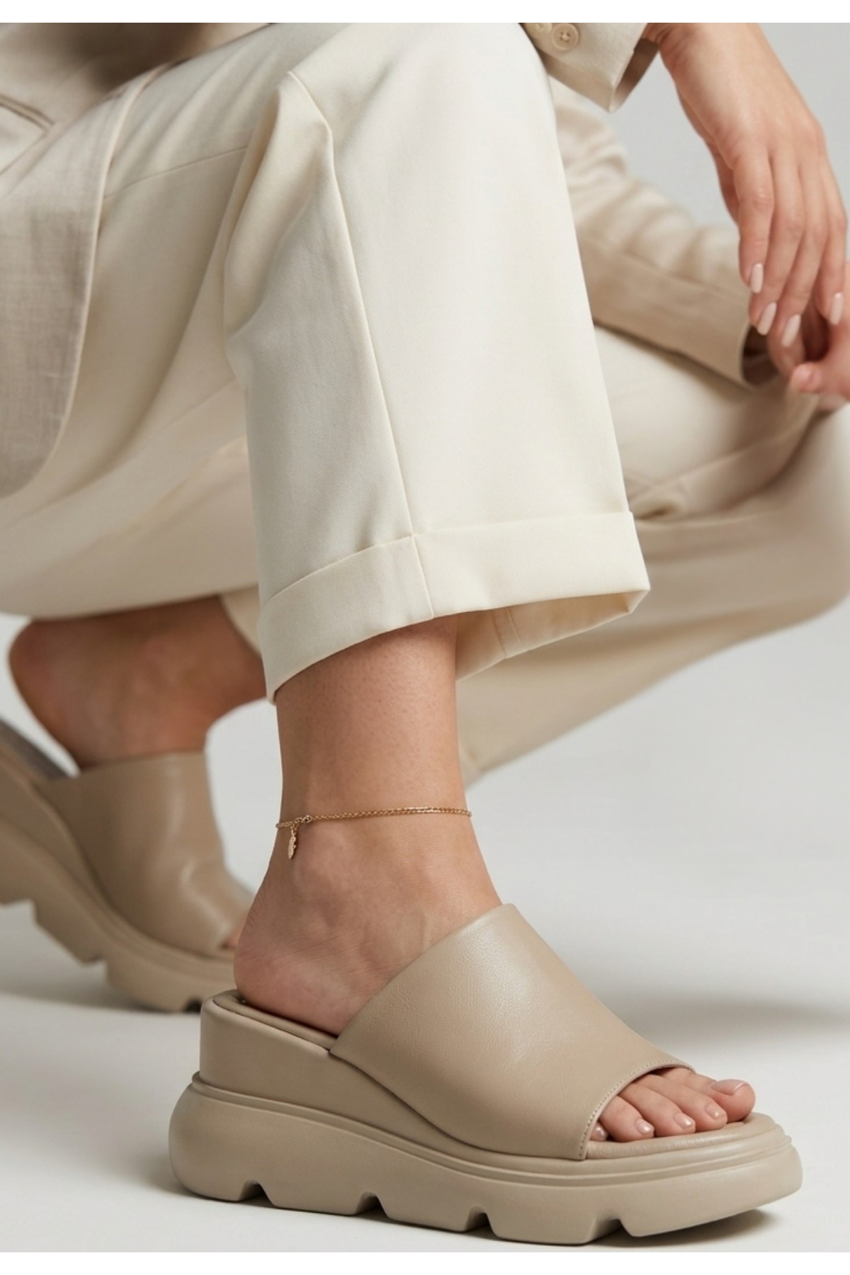 Morde Beige Leather Platform Heel Slippers