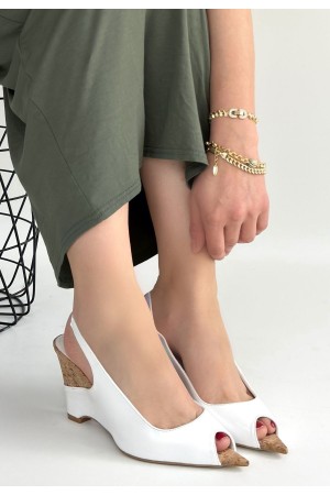 حذاء نيمبا ذو الكعب العالي والمنصة من الجلد اللامع الأبيض