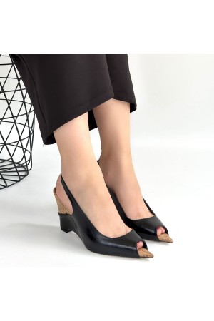 حذاء نيمبا ذو الكعب العالي والمنصة من الجلد الأسود اللامع