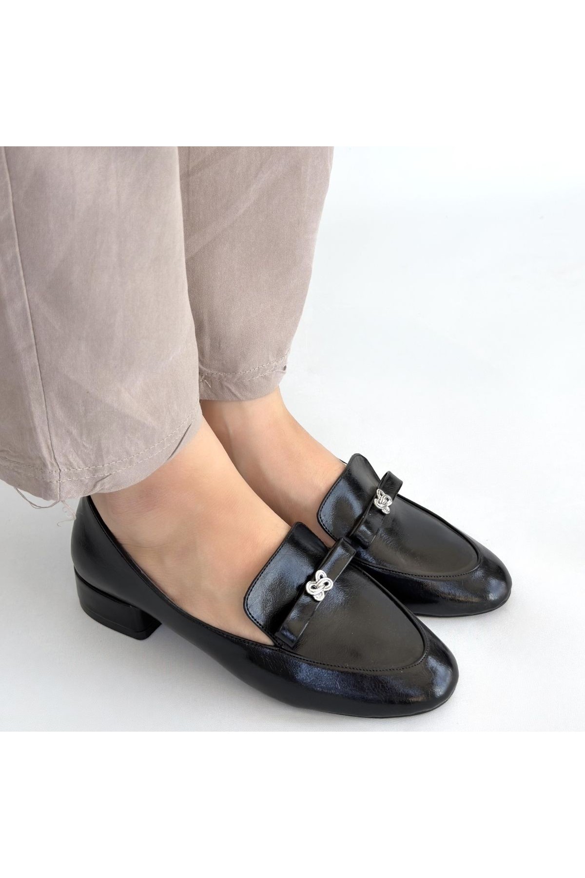 أحذية بكعب عالٍ من الجلد الأسود detay görseli