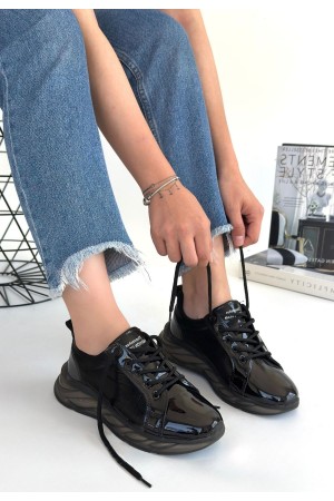 حذاء رياضي من الجلد الأسود اللامع من بيونا بنعل رمادي