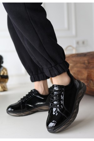 حذاء رياضي من الجلد الأسود اللامع من بيونا بنعل رمادي