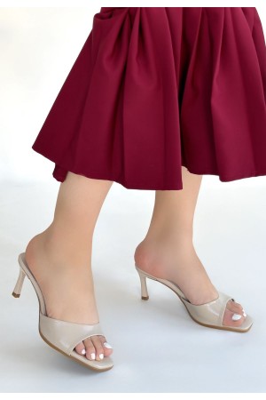 شباشب بكعب من الجلد اللامع البيج من ريباي