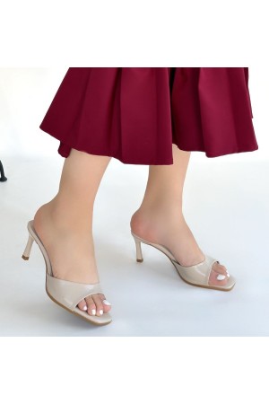 شباشب بكعب من الجلد اللامع البيج من ريباي