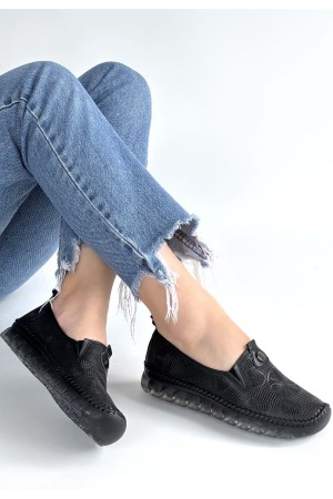 حذاء رياضي أسود من الجلد من رينا