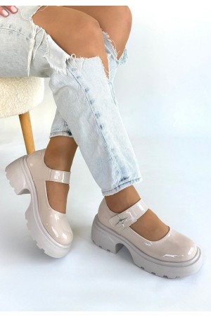 حذاء أوكسفورد بكعب إسفين من الجلد اللامع باللونين الأسود والبيج