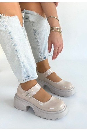 حذاء أوكسفورد بكعب إسفين من الجلد اللامع باللونين الأسود والبيج