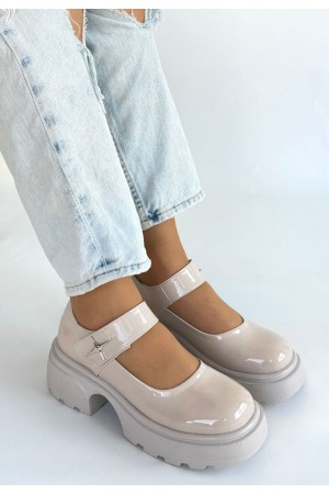 حذاء أوكسفورد بكعب إسفين من الجلد اللامع باللونين الأسود والبيج