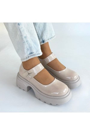 حذاء أوكسفورد بكعب إسفين من الجلد اللامع باللونين الأسود والبيج