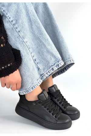 حذاء رياضي أسود من الجلد برباط من يير