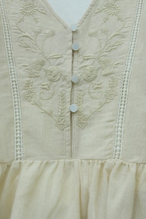 V Yaka Dantel Detaylı Nakışlı Balon Kol Keten Gömlek -Bej