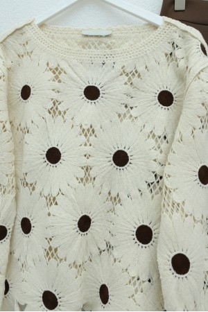 بلوزة محبوكة بنقشة زهور الأقحوان وياقة قارب   -بنى