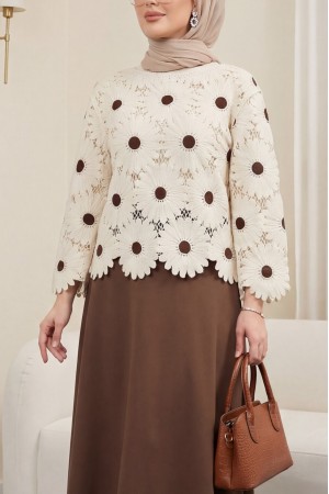 بلوزة محبوكة بنقشة زهور الأقحوان وياقة قارب   -بنى