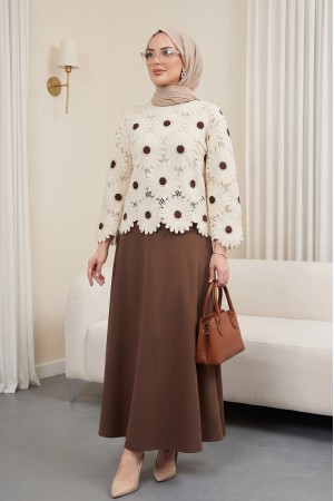 بلوزة محبوكة بنقشة زهور الأقحوان وياقة قارب   -بنى