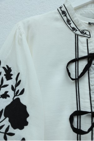 بلوزة بأكمام بالون مزينة بتطريز ورباط أمامي -أبيض