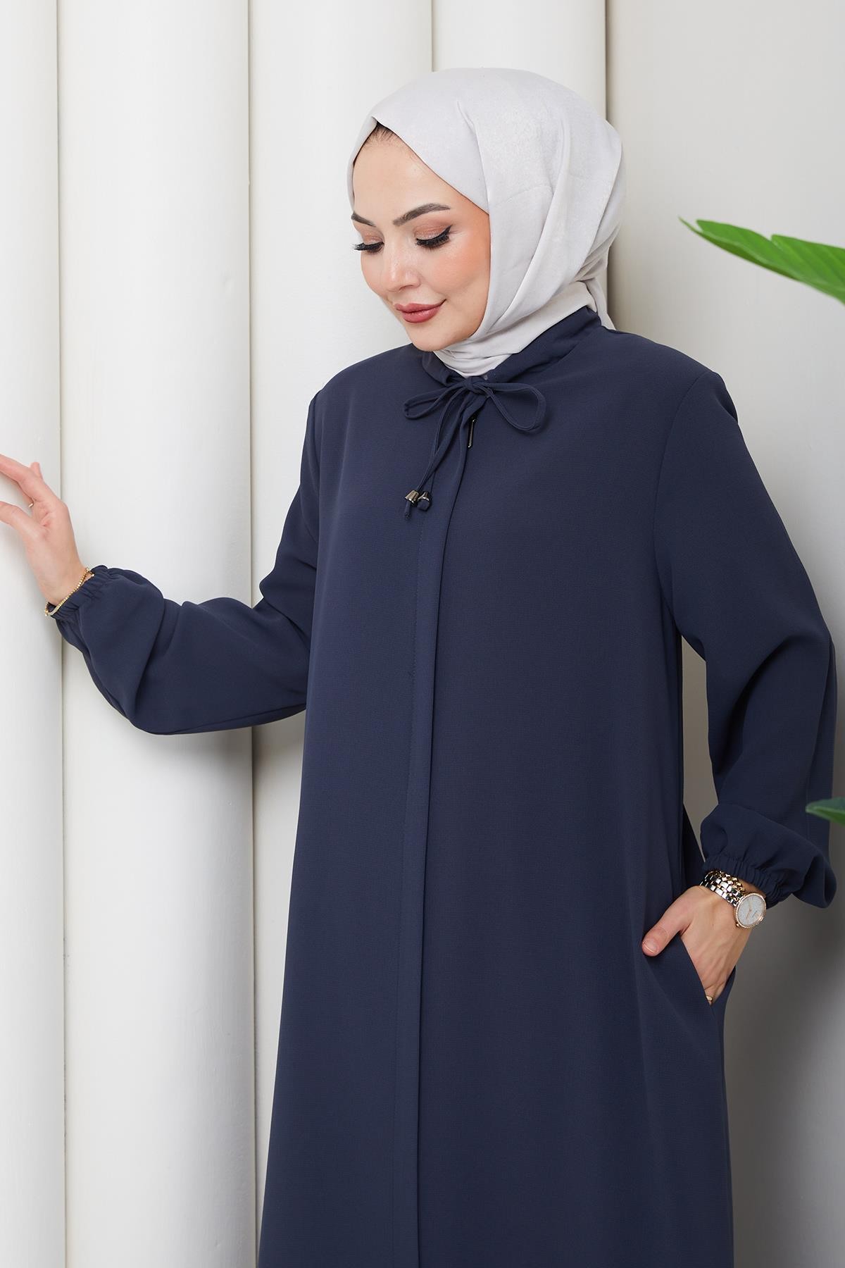 عباية بمقاسات كبيرة مع تفاصيل رباط عند الياقة، لون رمادي داكن HM2868