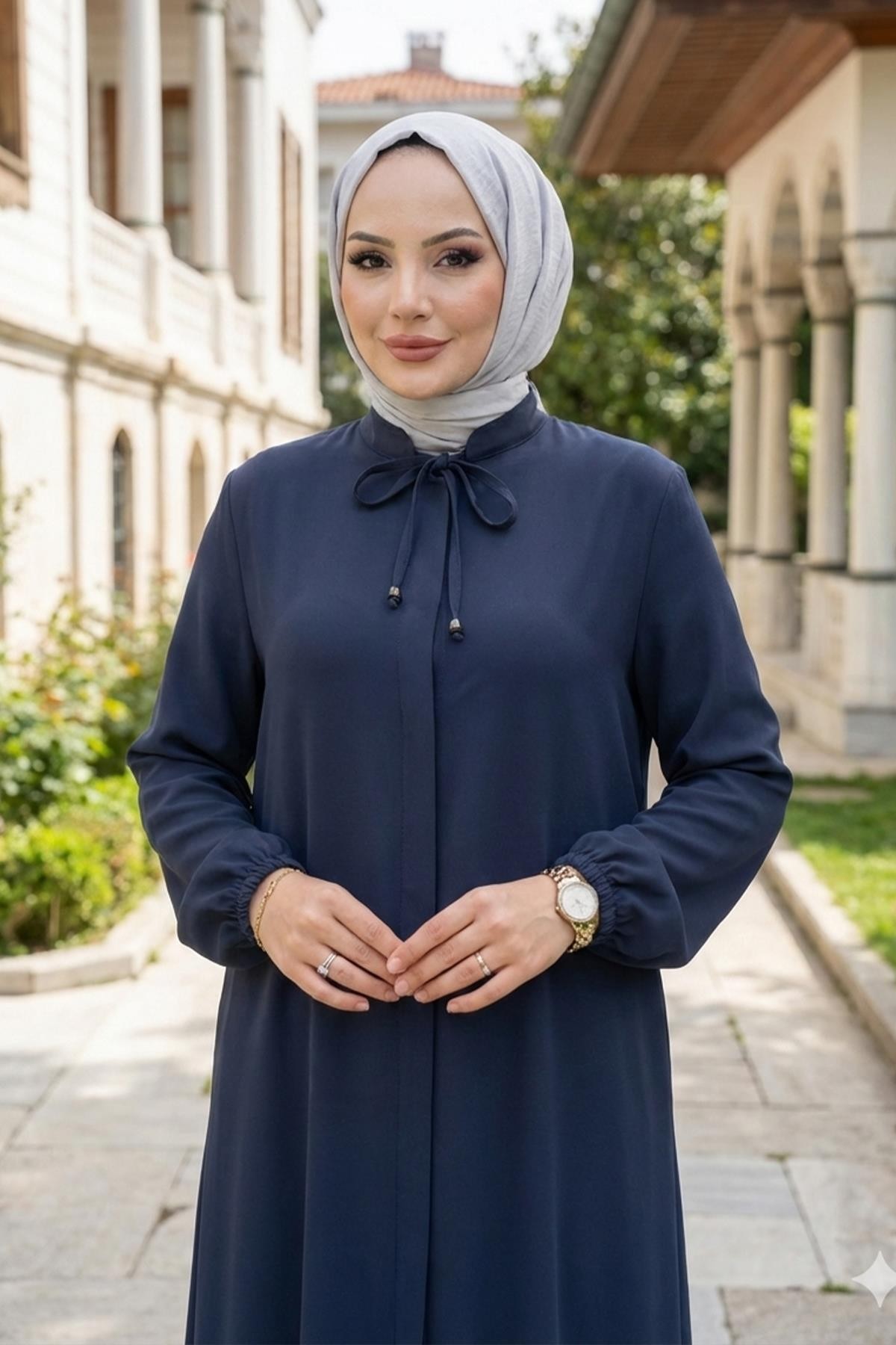عباية بمقاسات كبيرة مع تفاصيل رباط عند الياقة، لون رمادي داكن HM2868