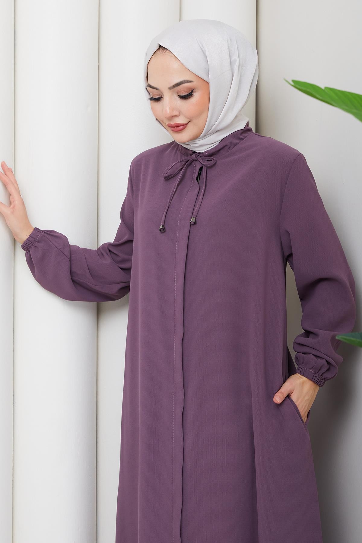 عباية بمقاسات كبيرة بياقة برباط، لون وردي فاتح HM2868 detay görseli
