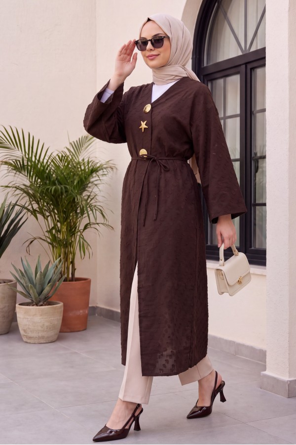 Broş Detaylı Yanları Yırtmaçlı Kabartma Puantiye Desenli Jakarlı Kimono -Koyu Kahverengi