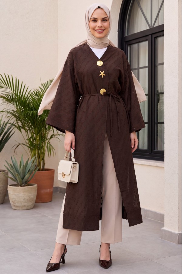 Broş Detaylı Yanları Yırtmaçlı Kabartma Puantiye Desenli Jakarlı Kimono -Koyu Kahverengi