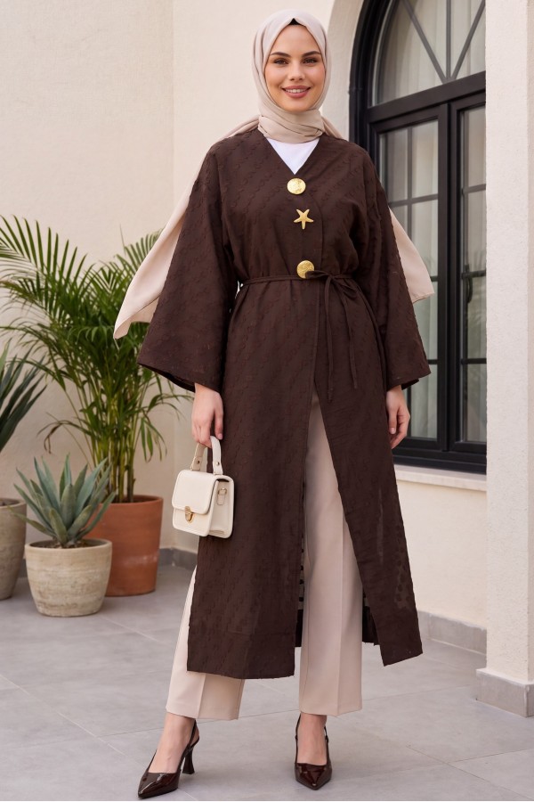 Broş Detaylı Yanları Yırtmaçlı Kabartma Puantiye Desenli Jakarlı Kimono -Koyu Kahverengi